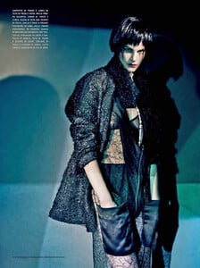 Roversi_Vogue_Italia_October_2011_04.thumb.jpg.8f069539a017dfa75b4ef1fa0213013b.jpg