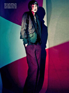 Roversi_Vogue_Italia_October_2011_06.thumb.jpg.2a5aff74e2cdc13202b731e72c8fcd0c.jpg