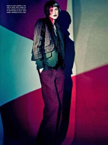 Roversi_Vogue_Italia_October_2011_06.thumb.jpg.68246b4598de5bc9f0c01c0f1c9f17d7.jpg