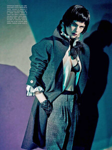 Roversi_Vogue_Italia_October_2011_08.thumb.jpg.bf3e9f83bb41104b0615bc6997423089.jpg
