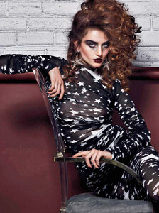 Sorrenti_Vogue_Italia_October_2011_09.thumb.jpg.2b2072e00ef35518b2a407efed15e75d.jpg