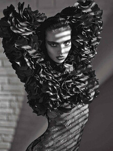 Sorrenti_Vogue_Italia_October_2011_12.thumb.jpg.b1c33fafbf84b6dcde0cc683e574d831.jpg