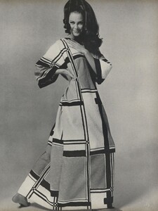 Summer_Penati_US_Vogue_April_15th_1967_08.thumb.jpg.2cb46db65b45040b36c86dd14656feb2.jpg