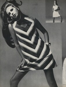 Summer_Stern_US_Vogue_April_15th_1967_05.thumb.jpg.17245560bd501670ef9c88a3690fd45b.jpg