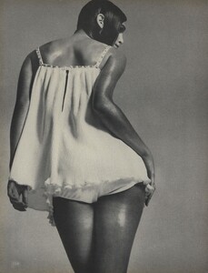 Sun_Avedon_US_Vogue_January_1st_1969_17.thumb.jpg.3d8a828fa9139692f40e20dba860ed28.jpg