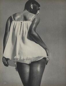 Sun_Avedon_US_Vogue_January_1st_1969_17.thumb.jpg.f52dc2e310e278c7c0df99d76c017fc3.jpg