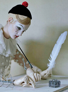 Walker_Vogue_Italia_October_2011_02.thumb.jpg.490271e14cffdd6caf27cfd894e0cf17.jpg