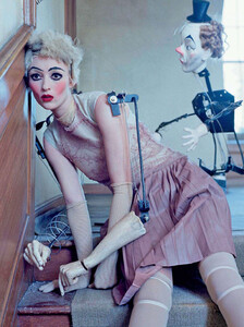 Walker_Vogue_Italia_October_2011_05.thumb.jpg.abf650236755bb94130c787b3cb5eafa.jpg