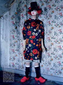 Walker_Vogue_Italia_October_2011_07.thumb.jpg.08323dee50f11bfdd1d204113bcc283f.jpg