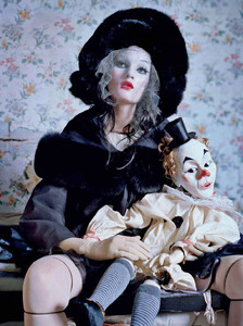 Walker_Vogue_Italia_October_2011_08.thumb.jpg.728896c2381527bac2b657f0d840c22f.jpg