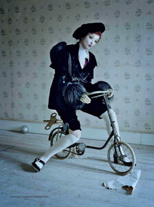 Walker_Vogue_Italia_October_2011_12.thumb.jpg.4d7ed6b96bbb52fba2636bb84d76a624.jpg
