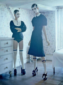Walker_Vogue_Italia_October_2011_13.thumb.jpg.026b6da19f0d69e44dc609bea43d6e5c.jpg