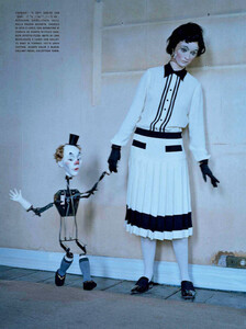 Walker_Vogue_Italia_October_2011_14.thumb.jpg.79ab9ad72544b1345f36bdc9a5ad342e.jpg