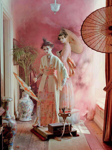 Walker_Vogue_Italia_October_2011_15.thumb.jpg.b489ea032e5c79df7acb3db206230f87.jpg