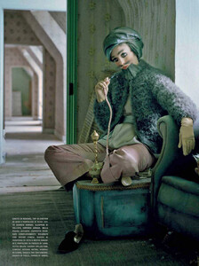 Walker_Vogue_Italia_October_2011_18.thumb.jpg.e1476743760e6ca74d75e6357b714f6a.jpg