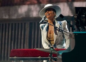 alicia-keys-performing-live-at-the-2021-billboard-music-awards-0.jpg