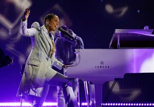 alicia-keys-performing-live-at-the-2021-billboard-music-awards-1.jpg