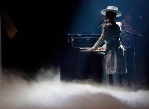 alicia-keys-performing-live-at-the-2021-billboard-music-awards-3.jpg