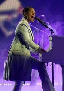 alicia-keys-performing-live-at-the-2021-billboard-music-awards-5.jpg