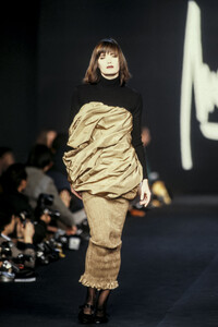 angelo-tarlazzi-fw-1987-1.thumb.jpg.f673f5dbddf2d2a80ab0b81114d3cfb1.jpg