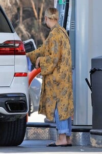 ashlee-simpson-at-a-gas-station-in-sherman-oaks-05-04-2021-1.jpg