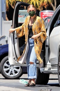 ashlee-simpson-at-a-gas-station-in-sherman-oaks-05-04-2021-5.jpg