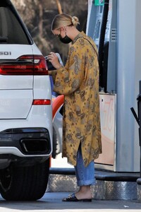 ashlee-simpson-at-a-gas-station-in-sherman-oaks-05-04-2021-6.jpg