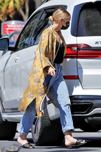 ashlee-simpson-at-a-gas-station-in-sherman-oaks-05-04-2021-7.jpg