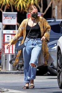 ashlee-simpson-at-a-gas-station-in-sherman-oaks-05-04-2021-8.jpg