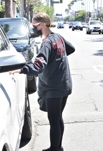 ashlee-simpson-in-workout-gear-los-angeles-05-26-2021-3.jpg