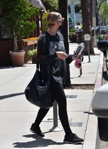 ashlee-simpson-in-workout-gear-los-angeles-05-26-2021-5.jpg