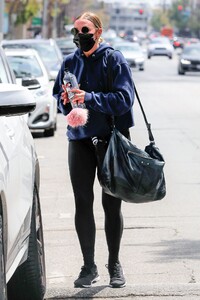 ashlee-simpson-leaving-the-gym-in-la-05-11-2021-4.jpg