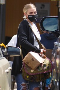ashlee-simpson-out-for-sushi-in-studio-city-04-25-2021-1.jpg