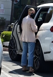 ashlee-simpson-yogurtland-in-encino-05-06-2021-4.jpg