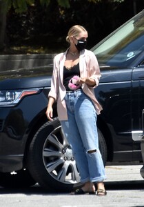 ashlee-simpson-yogurtland-in-encino-05-06-2021-5.jpg