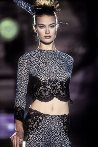 atelier-versace-ss-1996-1.thumb.jpg.9d72cb99829d2c33738570e0e7e5e085.jpg