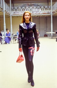 azzedine-alaia-fall-1992-ready-to-wear-13-CN10047826.thumb.jpg.9797d428a1d1c42b6147722c7e73b6ef.jpg