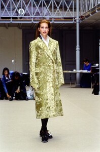 azzedine-alaia-fall-1992-ready-to-wear-23-CN10047847.thumb.jpg.7685789262123ae8c11f2f298d126815.jpg