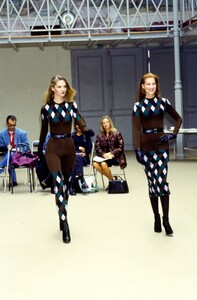 azzedine-alaia-fall-1992-ready-to-wear-45-CN10047881.thumb.jpg.1c71c929daa52fc38d9e9189e3ed2739.jpg