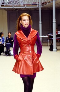 azzedine-alaia-fall-1992-ready-to-wear-details-05-CN10047821.thumb.jpg.f84df2f77cce5053a6f001bd75768a57.jpg