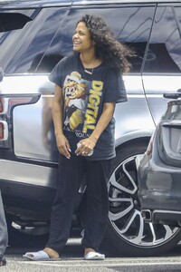 christina-milian-makeup-fee-at-mercedes-dealership-in-la-05-15-2021-7.jpg