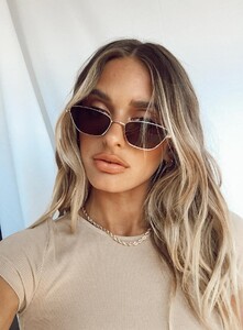 grace-sunglasses-1_ff5d03e5-ec63-4a75-917d-99b5b3986823_1800x.jpeg
