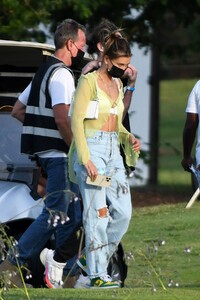 hailey-bieber-visits-husband-justin-on-the-set-of-a-music-video-in-miami-05-02-2021-10.jpg
