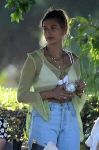 hailey-bieber-visits-husband-justin-on-the-set-of-a-music-video-in-miami-05-02-2021-8.jpg