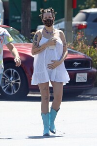 halsey-out-in-malibu-05-26-2021-0.jpg