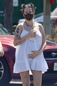 halsey-out-in-malibu-05-26-2021-3.jpg