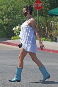 halsey-out-in-malibu-05-26-2021-5.jpg