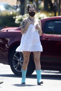 halsey-out-in-malibu-05-26-2021-6.jpg