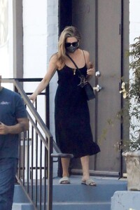 jennifer-aniston-leaves-a-hair-salon-in-beverly-hills-05-23-2021-1.jpg