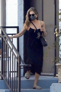 jennifer-aniston-leaves-a-hair-salon-in-beverly-hills-05-23-2021-5.jpg